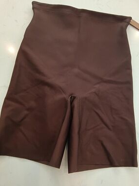 SKIMS BODY ZONED MID RISE SHORT NWT MEDIUM